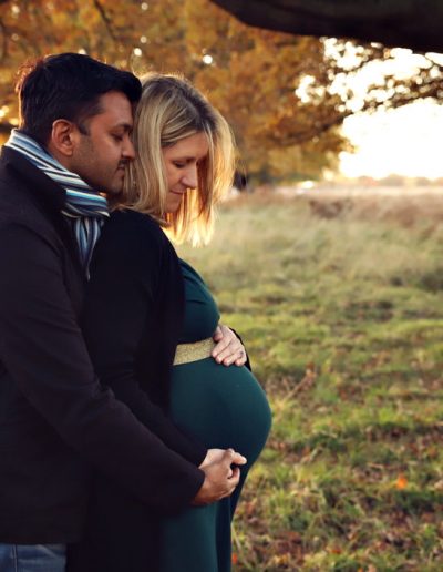 Maternity photographer REading Ania Chandra - photo of husband and wife together in love during sunset in beautiful Garden
